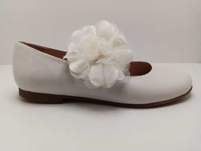 Zapato mercedes LANDOS crema con flor en la pulsera